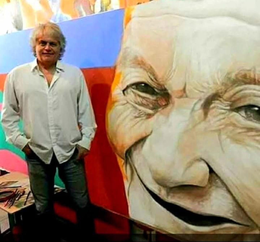 Alejandro Carlos Maass beside his work.